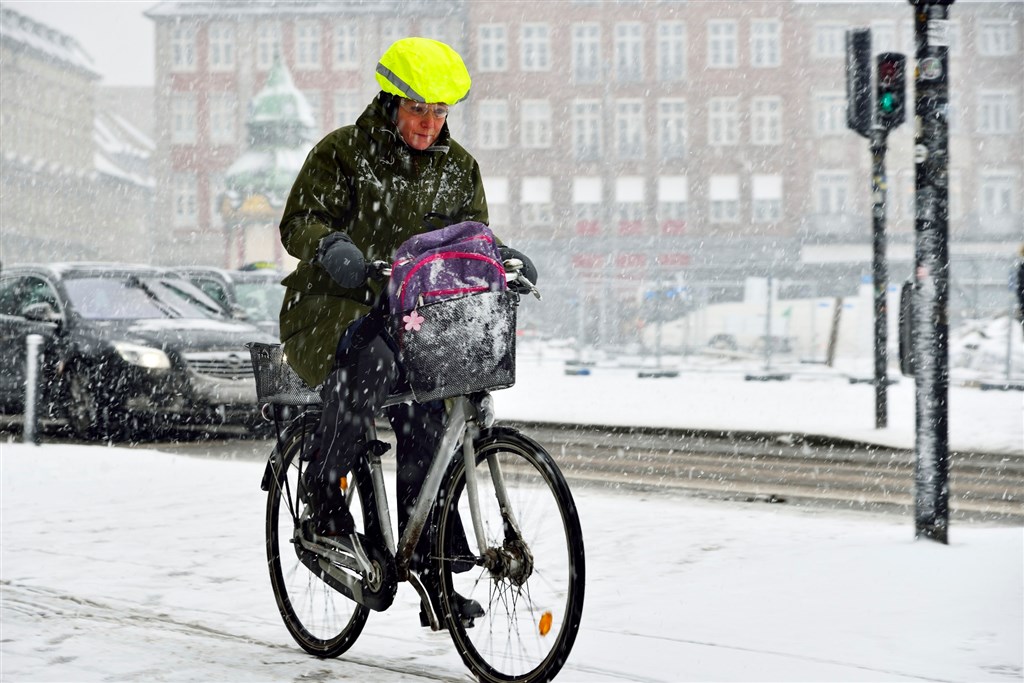 På snedækket vej har sommerdæk næsten dobbelt så lang bremselængde som vinterdæk. Det kan give alvorlige skader på de bløde trafikanter som fodgængere og cyklister, hvis bilisten negligerer sit ansvar og kører på uegnede dæk for årstiden
(Foto: Michael Eisenberg)